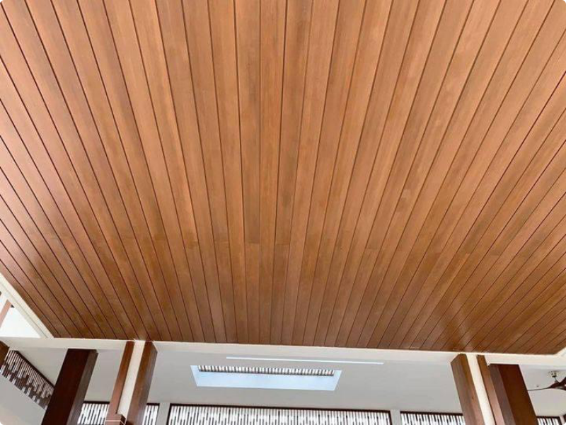 Trần phẳng với tấm ốp giả gỗ 