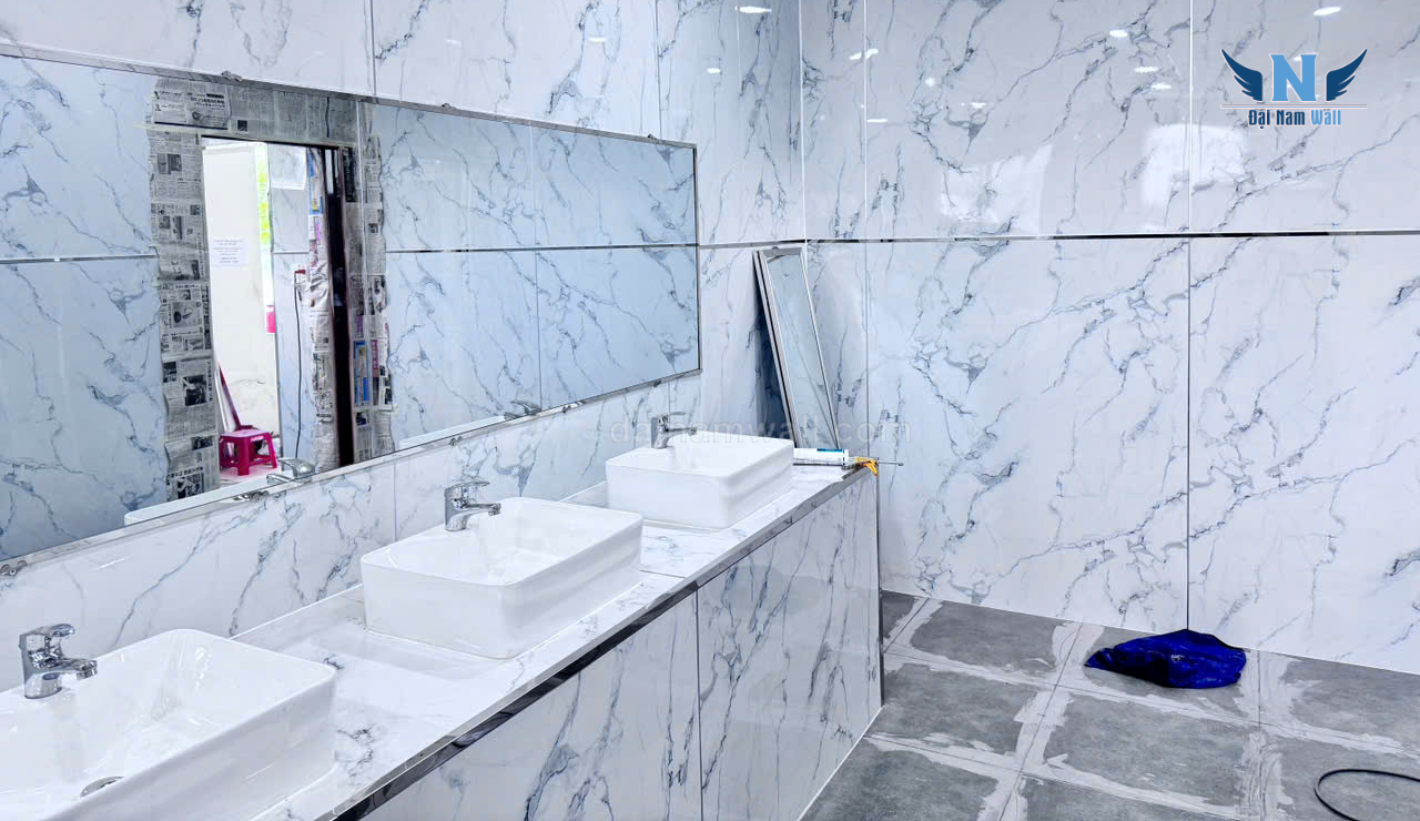 Cuộc Chiến Vật Liệu Ốp Tường 2026: Tấm Nhựa PVC Vân Đá Có Thực Sự "Soán Ngôi" Đá Tự Nhiên Và Gạch Khổ Lớn? 2 tam nhua gia da z7328922002117 07f4088234c2f57421e851c3a0781a48