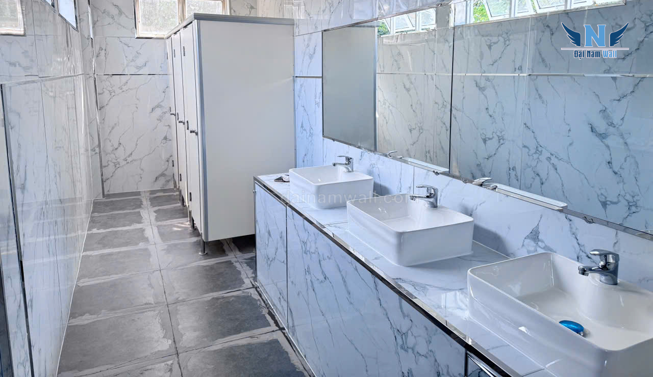 Cuộc Chiến Vật Liệu Ốp Tường 2026: Tấm Nhựa PVC Vân Đá Có Thực Sự "Soán Ngôi" Đá Tự Nhiên Và Gạch Khổ Lớn? 3 tam nhua gia da z7328922679756 d65b5cd8aff2657b777b474038566ffc