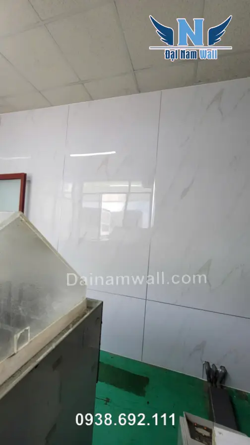 Tường Nhà Nấm Mốc? Tấm Nhựa Giả Đá - Giải Pháp Cứu Nguy Triệt Để!