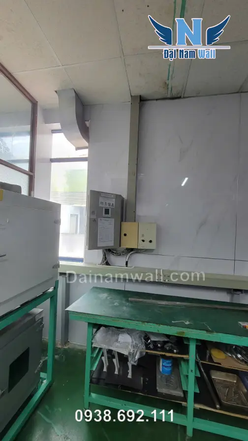 Tường nhà ẩm mốc ám ảnh? Tấm nhựa giả đá - Giải pháp đẹp, bền, đánh bay nấm mốc!