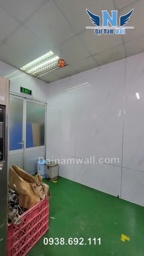 Tường Nhà Nấm Mốc? Tấm Nhựa Giả Đá - Giải Pháp Cứu Nguy Triệt Để!