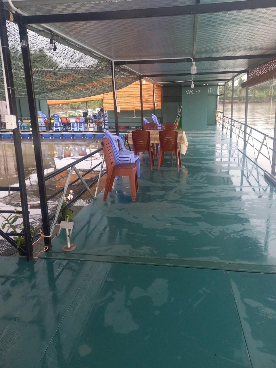 Tấm nhựa eco lót sàn - làm vách lỗ vuông 2m